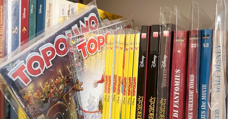 Collezione di fumetti Topolino conservata in buste protettive e libreria