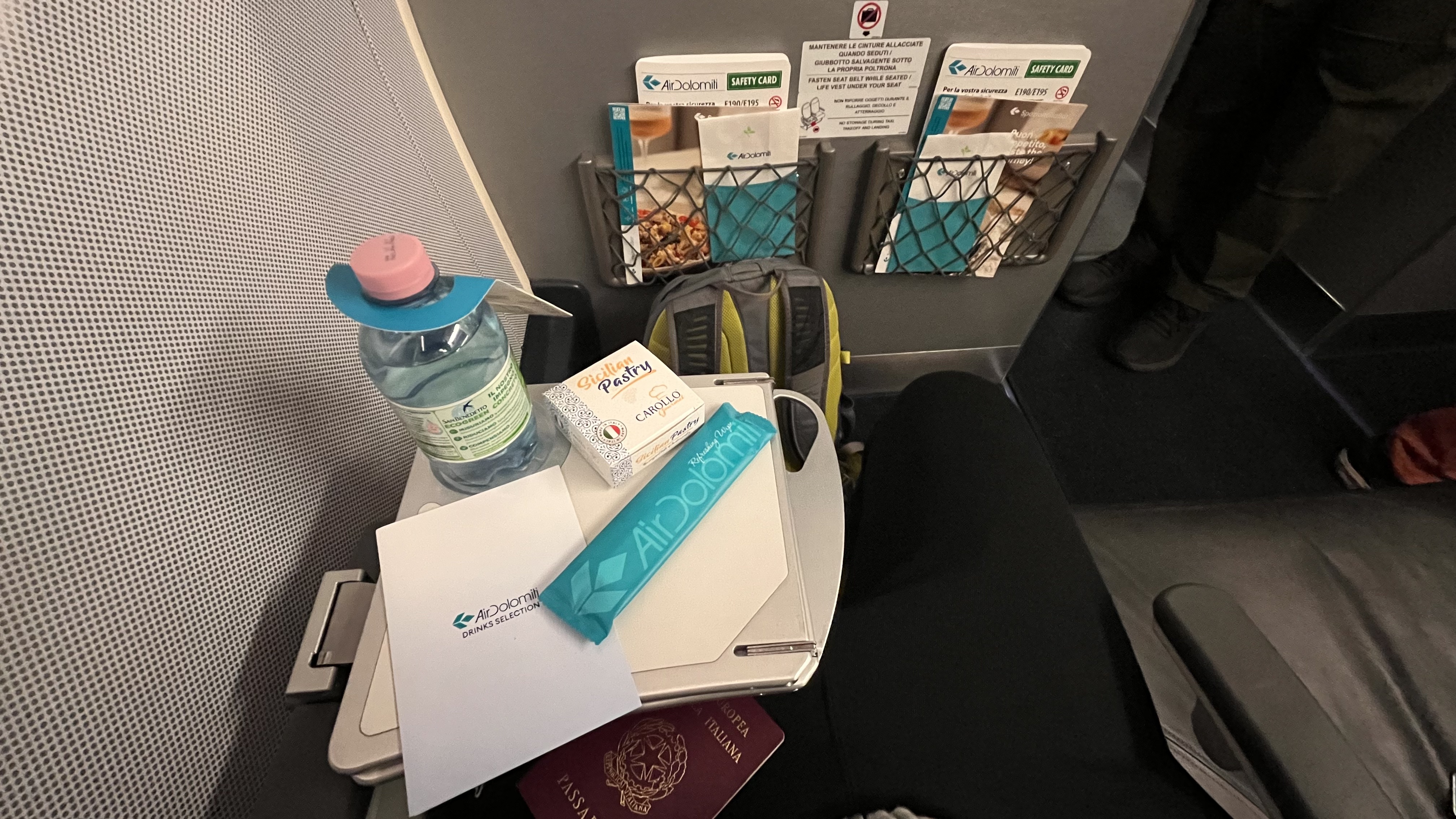 Amenities in Business Class Air Dolomiti su ERJ-190 MXP-FRA