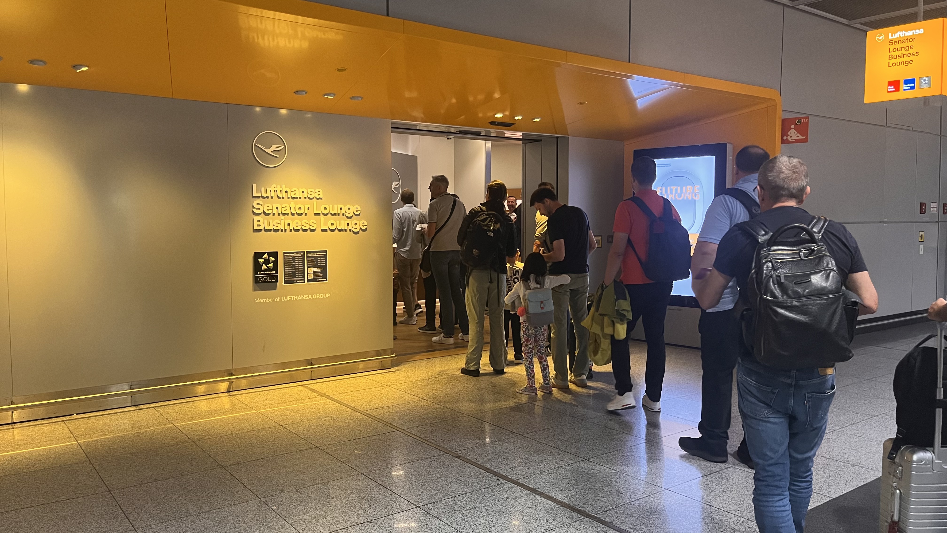 Coda ingresso Business Lounge Lufthansa Francoforte