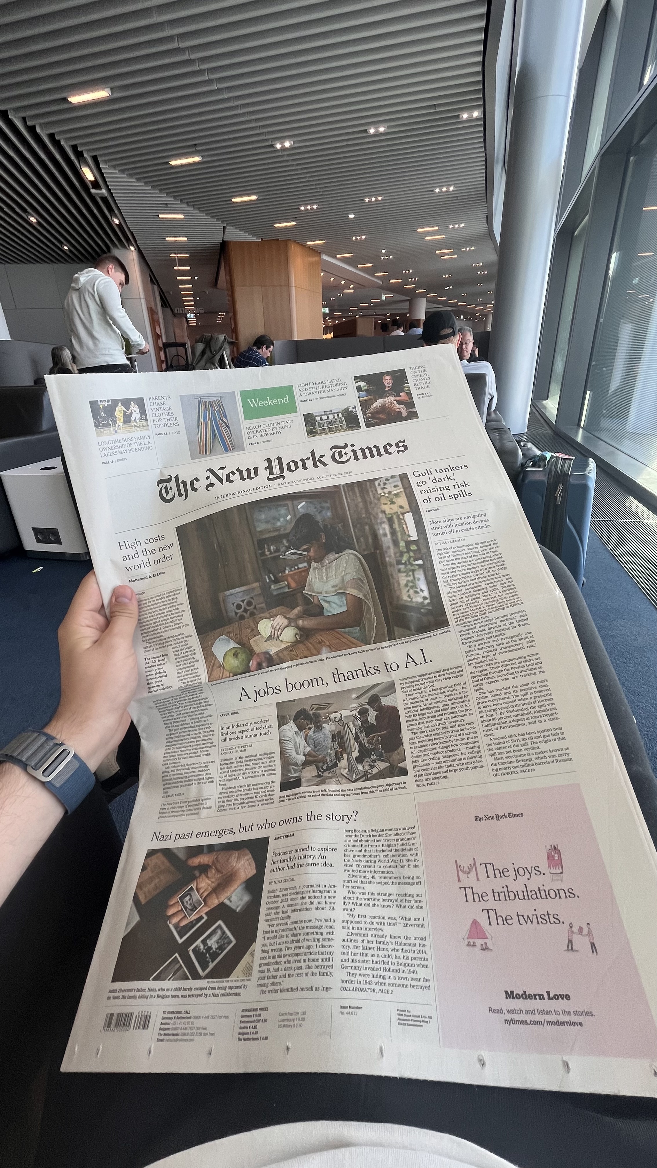 Lettura giornale in Lounge Lufthansa Francoforte