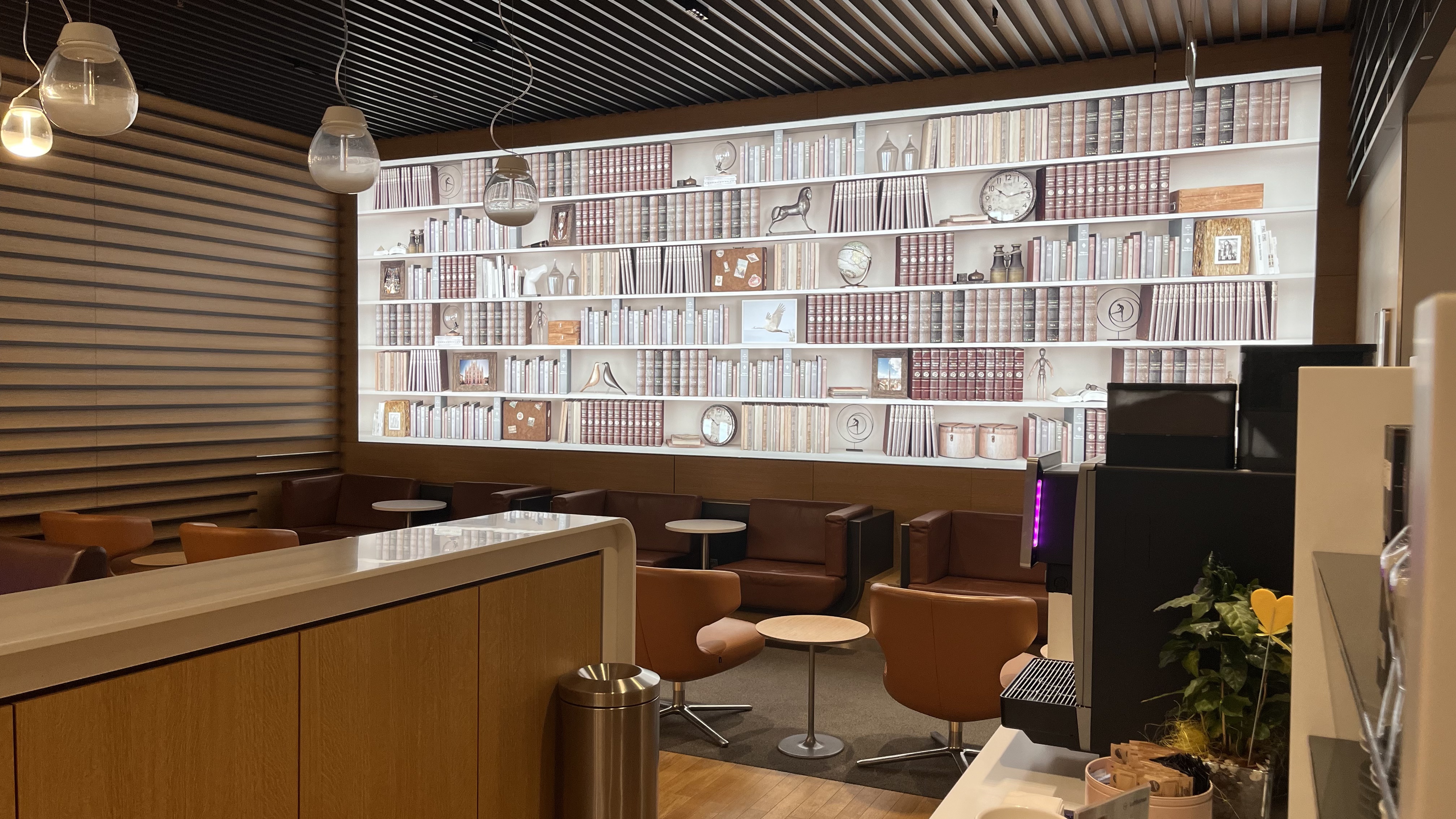 Parete Libreria retroilluminato Lounge Lufthansa Malpensa