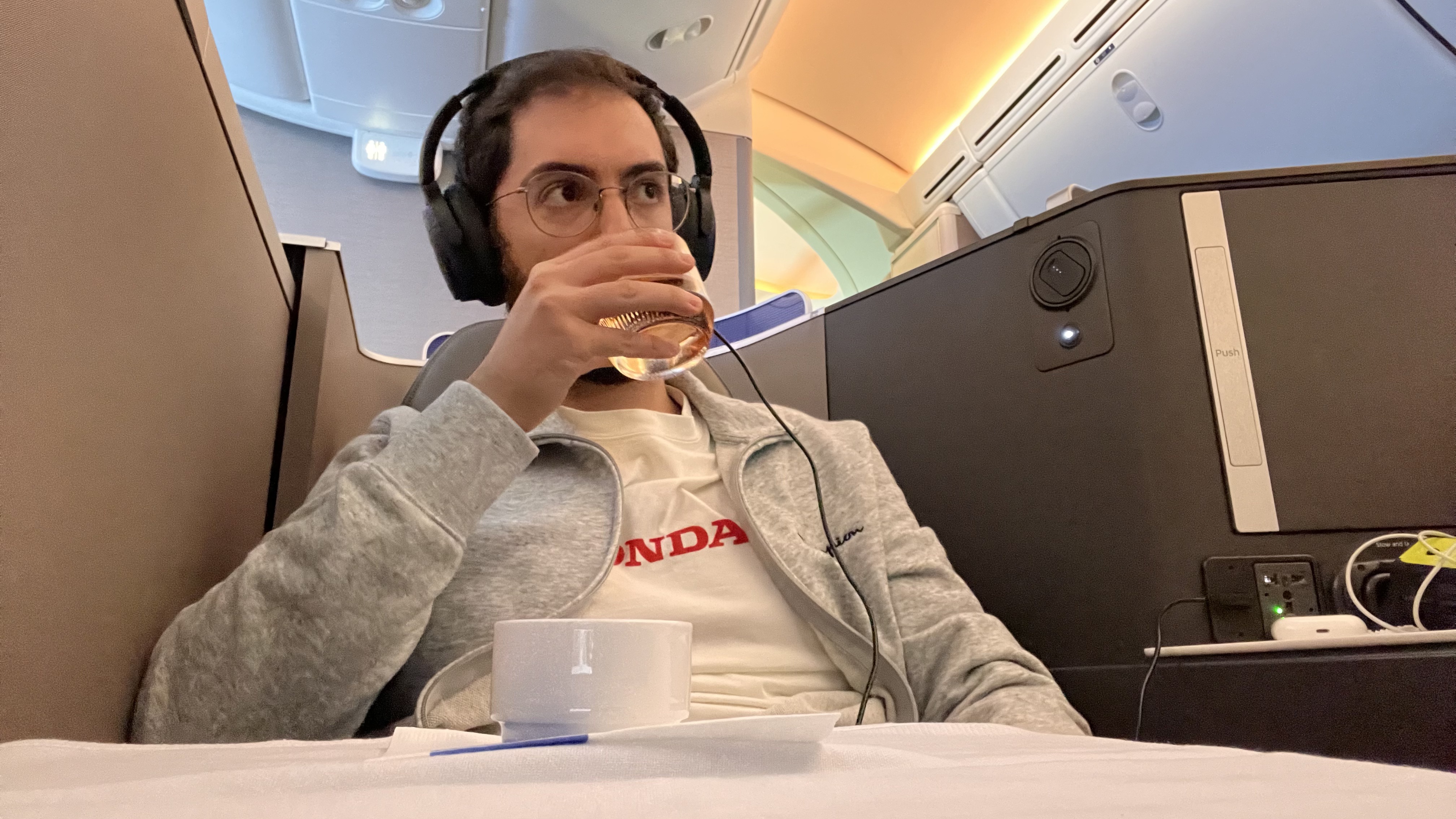 L'autore che gusta un drink in Business Class United Polaris sul Boeing 787-9